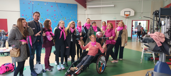 tous habillés en rose pour octobre rose, dans un gymnase