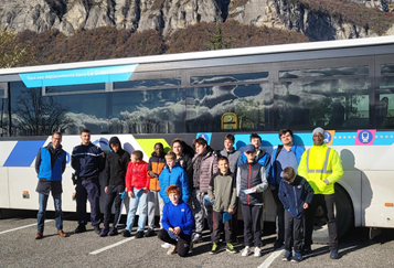 Groupe de jeunes devant un bus