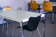 salle d'activités avec tables et chaises