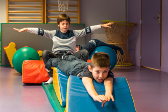 Enfants participant à un atelier psychomoteur